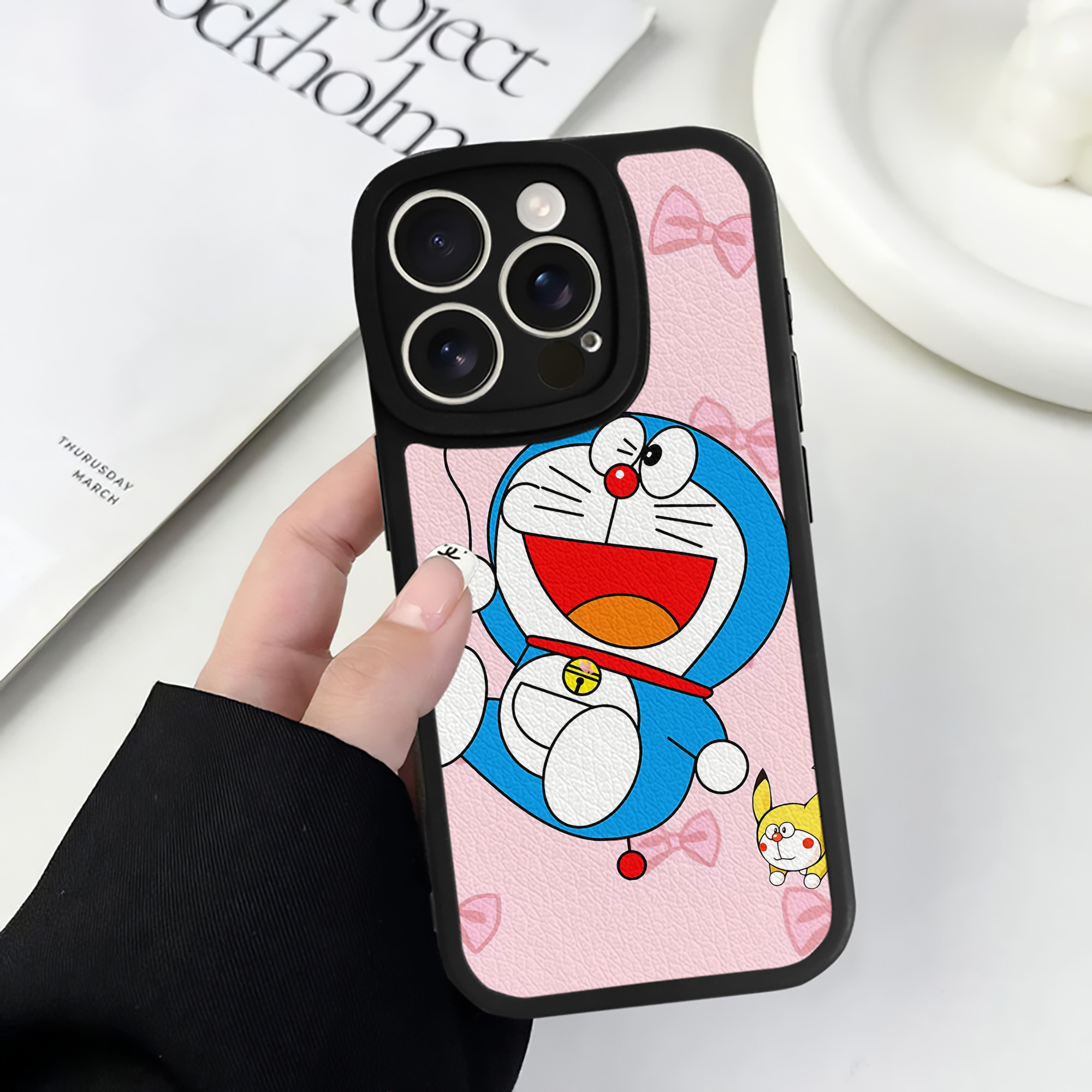 （画像用） ドラえもん Doraemon 【iPhone 16シリーズ対応】シリコンスマホケース（レザー調） 材質：シリコン